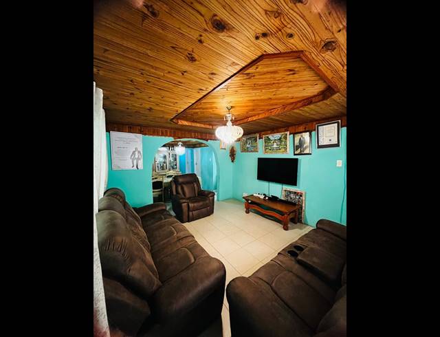 4.5 BEDROOM HOUSE FOR SALE IN UMLAZI BB